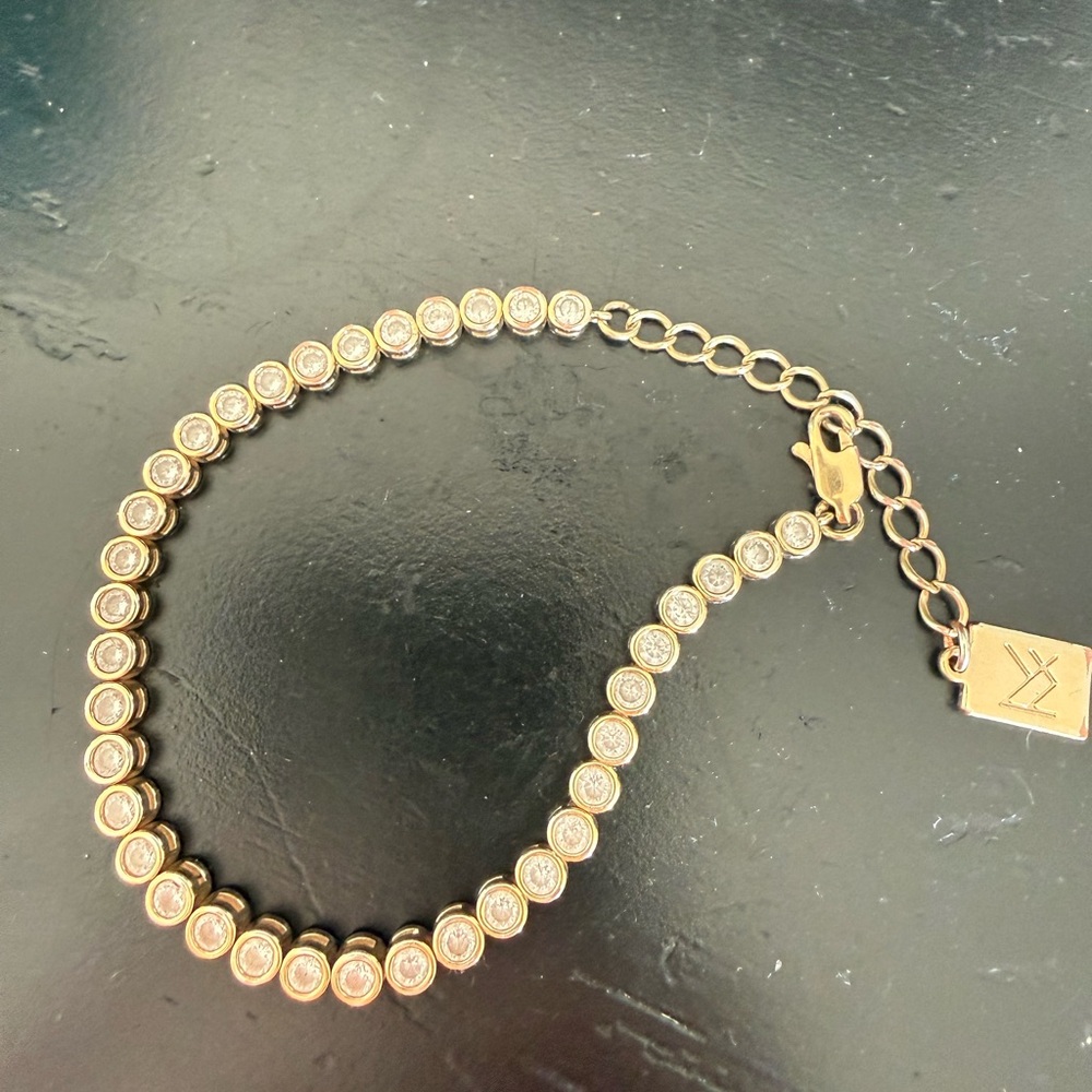 Elegant Gold Bracelet with Crystal Accents